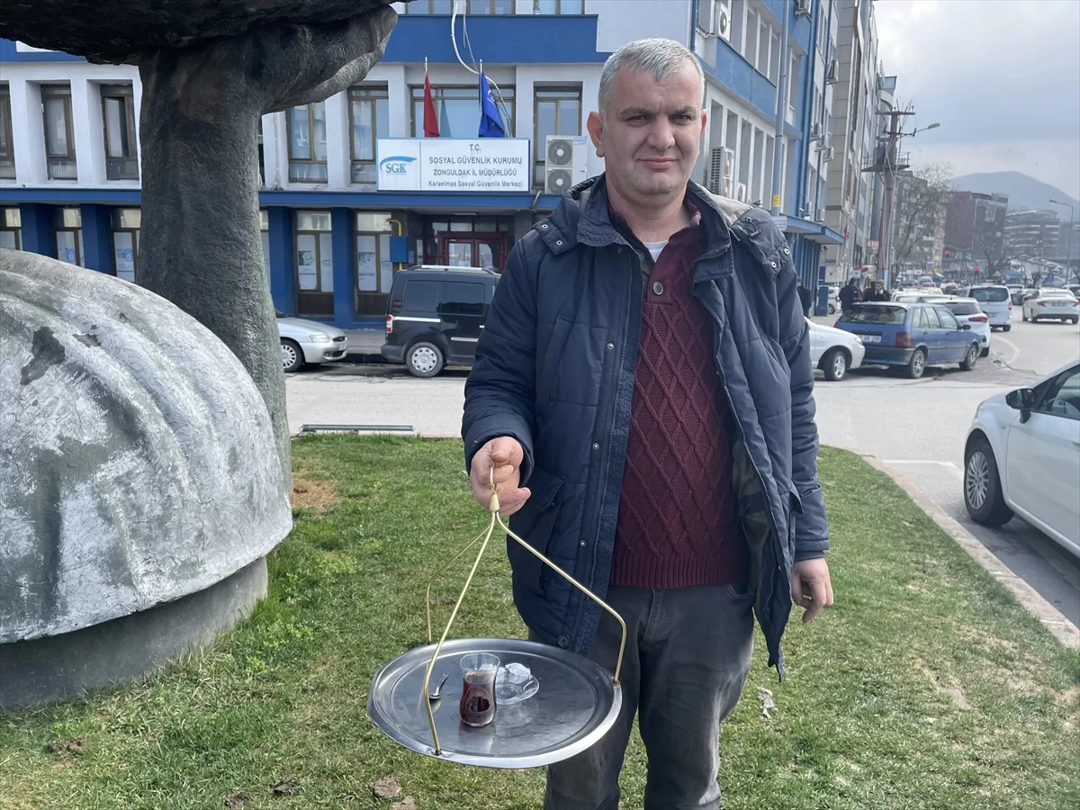 Yıllarca çay servis ettiği SGK görevlilerinden Zonguldak'ın ilk EYT emeklisi olduğunu öğrendi