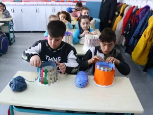 TEKİRDAĞ (AA) – Tekirdağ'da bir ilkokulun öğrencileri, yoğurt kovalarına yapıştırılan