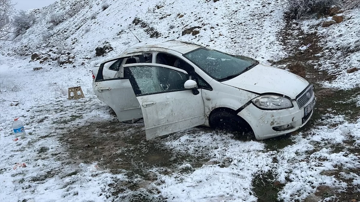 Yozgat'ta devrilen otomobildeki 5 kişi yaralandı