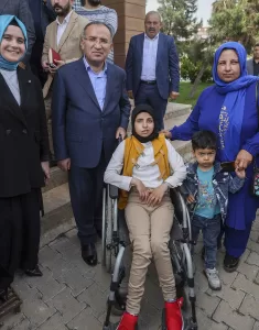 ŞANLIURFA (AA) – Adalet Bakanı Bekir Bozdağ, Şanlıurfa'da engelli bir