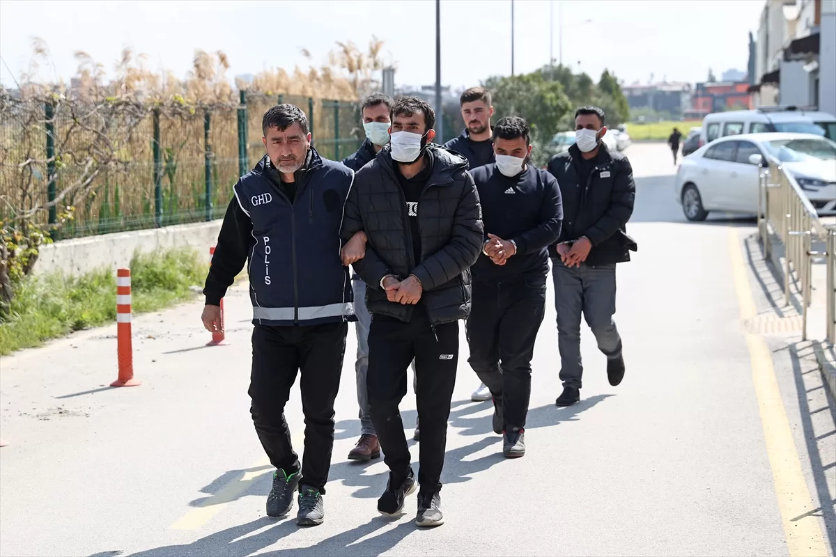 Adana'da minibüste 23 düzensiz göçmen yakalandı