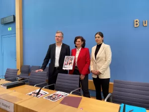 - Ankete katılan Müslümanların yüzde 72'si günlük yaşamlarında "çok sık"