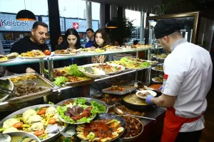 BAKÜ (AA) – Azerbaycan'da Anadolu lezzetleriyle kurulan iftar sofraları adeta