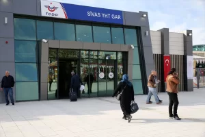 - Sivas'ta vatandaşlar YHT Garı'nda yoğunluk oluşturdu 