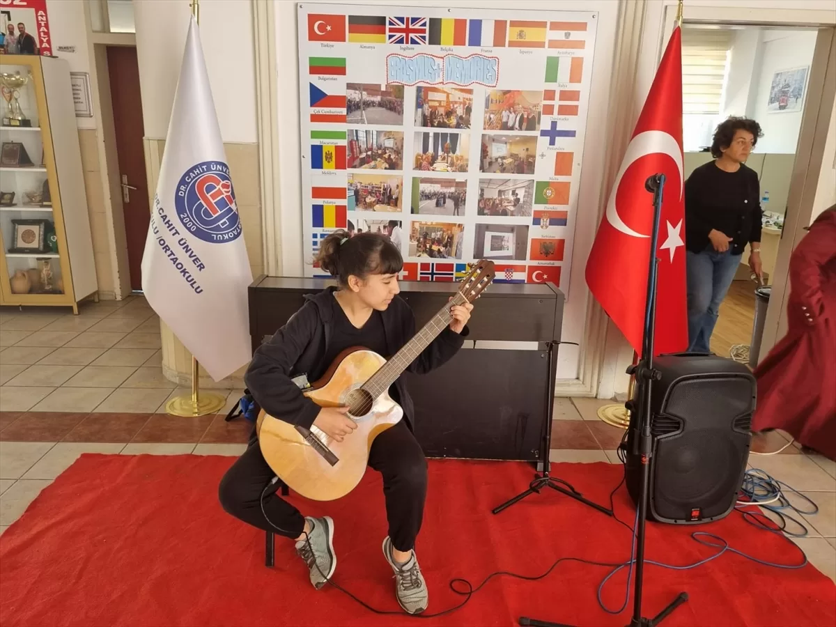 Antalya'da öğrenciler “Sahne Senin” projesiyle yeteneklerini sergiliyor