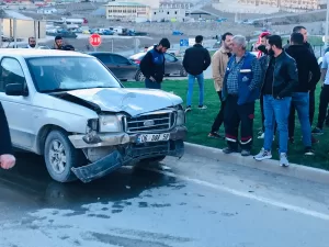 ARTVİN (AA) – Artvin'in Yusufeli ilçesinde kamyonet ile motosikletin çarpıştığı