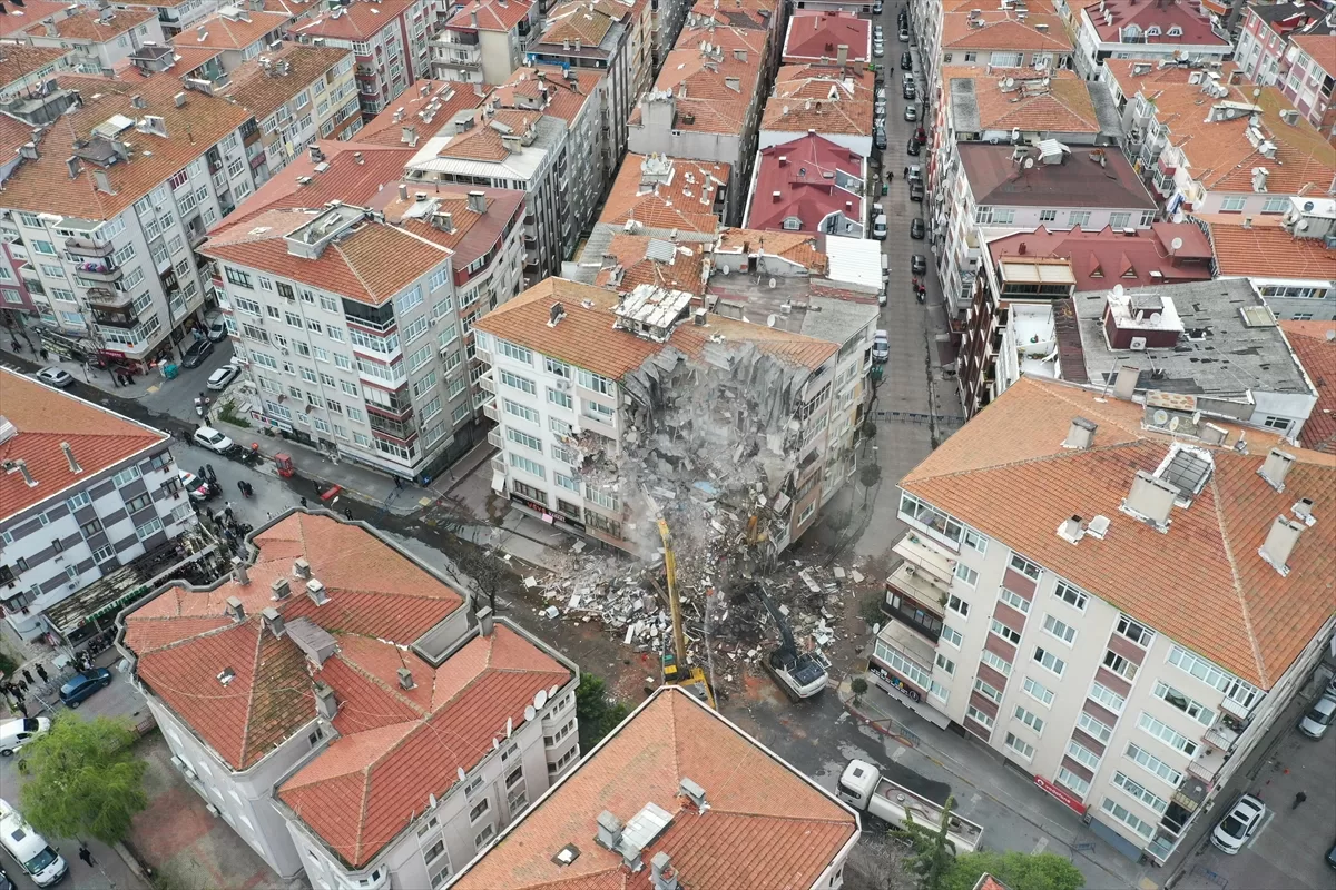 GÜNCELLEME 2 – Bahçelievler'de kolonlarında çatlak tespit edilen 46 yıllık binanın yıkımına başlandı