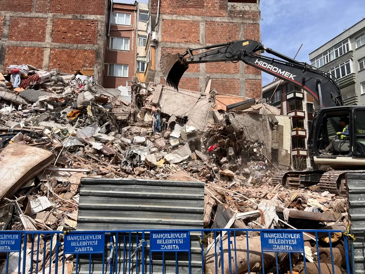 Bahçelievler'de yıkımı tamamlanan binanın yanındaki riskli iki bina da boşaltıldı