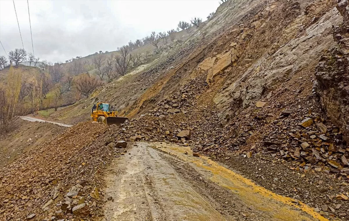 Batman'da heyelan nedeniyle kapanan  yollar ulaşıma açıldı