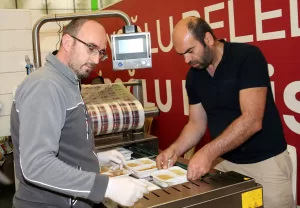 - Depremin 3. günü Dulkadiroğlu ilçesine Yardım Koordinasyon Merkezi kuran