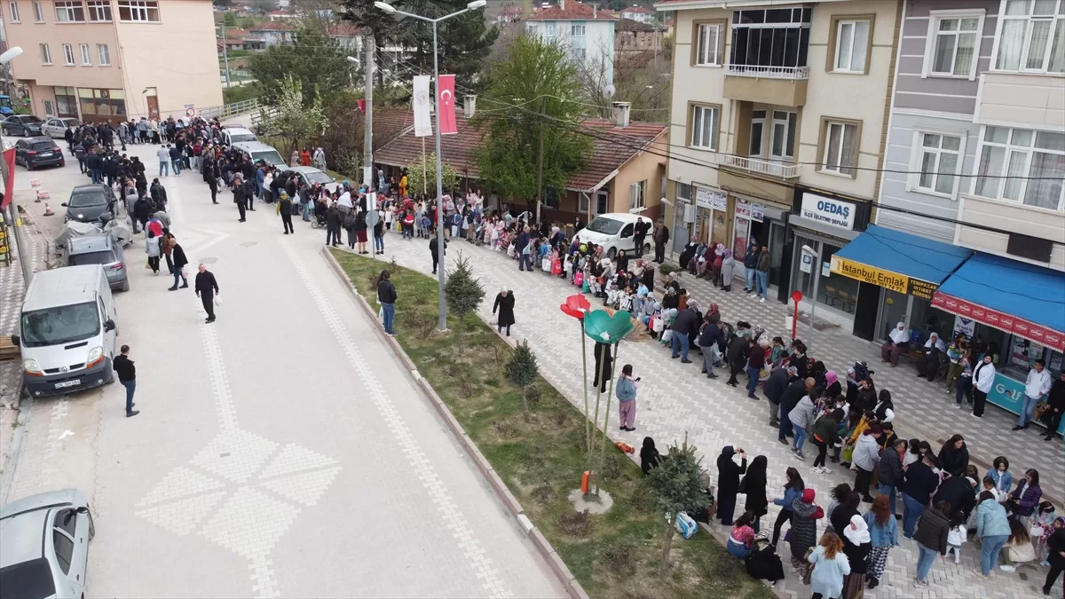 Bilecik'te büyükler iki asırlık arife geleneğinde çocukları şeker ve çikolatayla sevindirdi