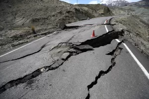 BİNGÖL (AA) – Bingöl'de heyelan nedeniyle köy yolunun bir bölümü
