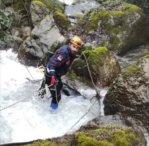 BURSA (AA) – Bursa'da dengesini kaybedip dereye düşen kadın ve