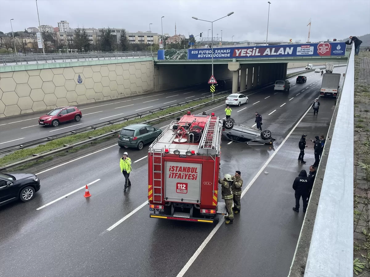 Çekmeköy'de ters dönen otomobilin sürücüsü yaralandı
