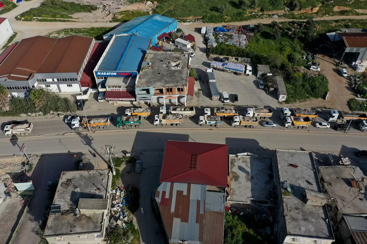 Depremin etkilediği Hatay'da hafriyat kamyonlarının yoğunluğu havadan görüntülendi