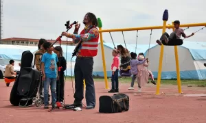 KAHRAMANMARAŞ (AA) – Bursalı sokak müzisyeni Fatih Ercüment Acar, 6