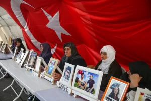 DİYARBAKIR (AA) – Dağa kaçırılan çocukları için HDP il binası