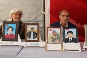 DİYARBAKIR (AA) – Dağa kaçırılan çocukları için HDP il binası