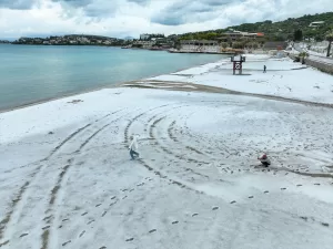 İZMİR (AA) – İzmir'in Çeşme ilçesinde etkili olan dolu nedeniyle