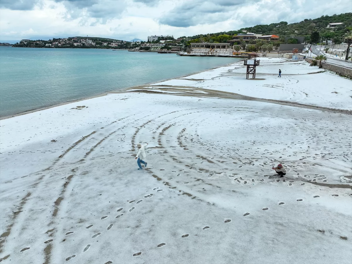 İZMİR (AA) – İzmir'in Çeşme ilçesinde etkili olan dolu nedeniyle
