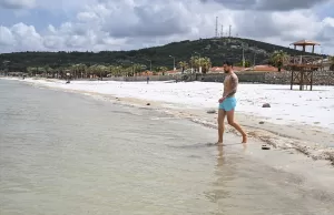 İZMİR (AA) – İzmir'in Çeşme ilçesinde etkili olan dolu nedeniyle