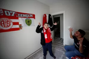 ANTALYA (AA) – SÜLEYMAN ELÇİN – Odasını Antalyaspor'un bayraklarıyla süsleyen