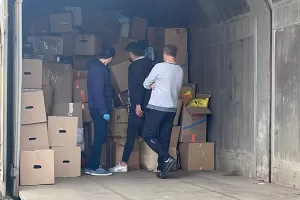 - Yardımları yüklemekle görevli zanlının aracında 2 yatak ve 3