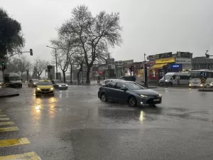 EDİRNE (AA) – Edirne'de gök gürültülü sağanak, yaşamı olumsuz etkiledi.