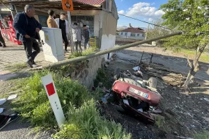 ELAZIĞ (AA) – Elazığ'da otomobilin şarampole devrilmesi sonucu 2'si çocuk