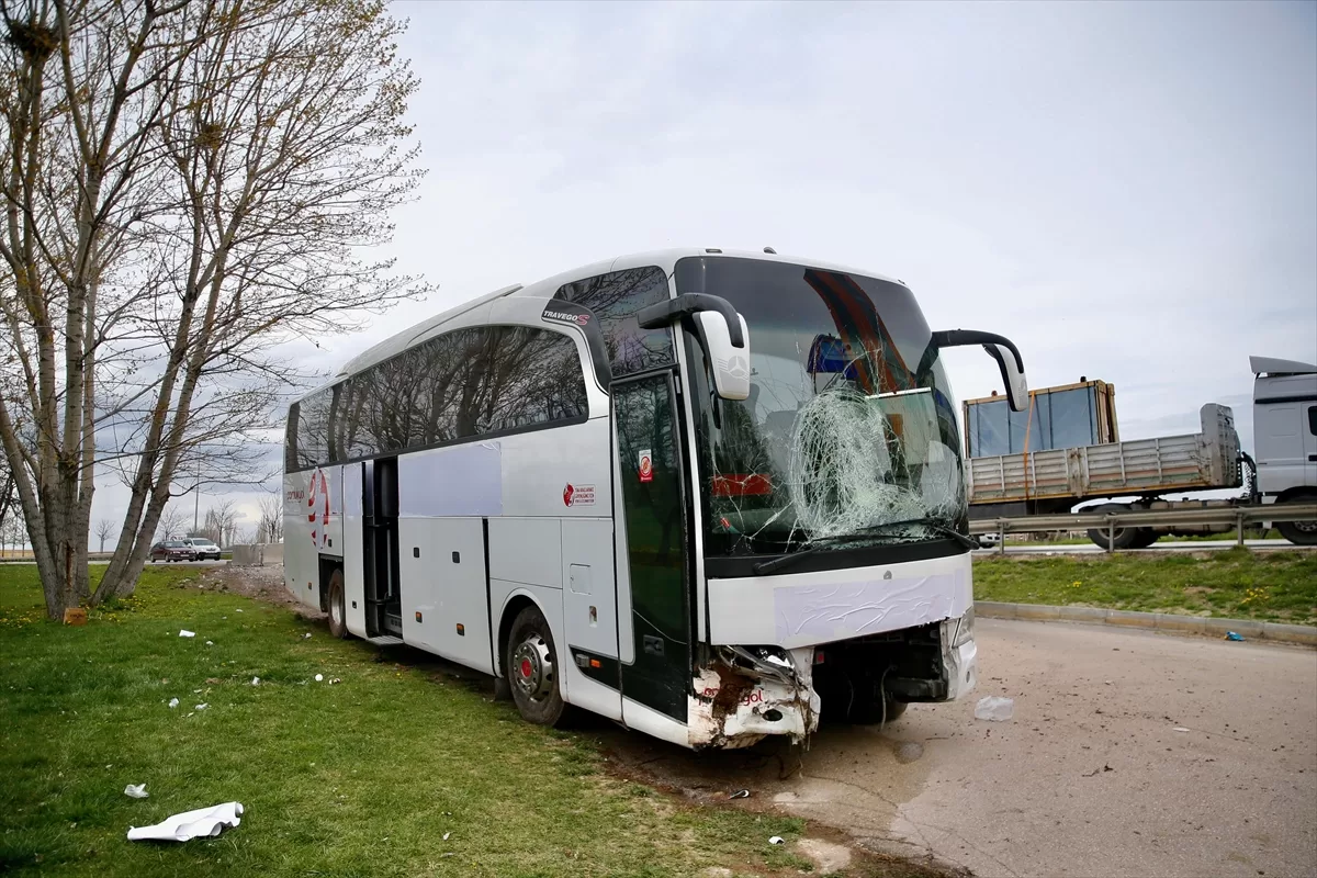 Eskişehir'de yolcu otobüsünün bariyere çarpması sonucu 17 kişi yaralandı