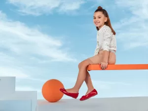 - Geniş ürün yelpazesiyle her tarza hitap eden FLO'da, bayram