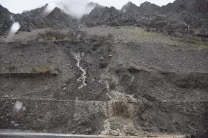 HAKKARİ (AA) – Hakkari'de kara yollarında farklı noktalarda yaşanan heyelanlar