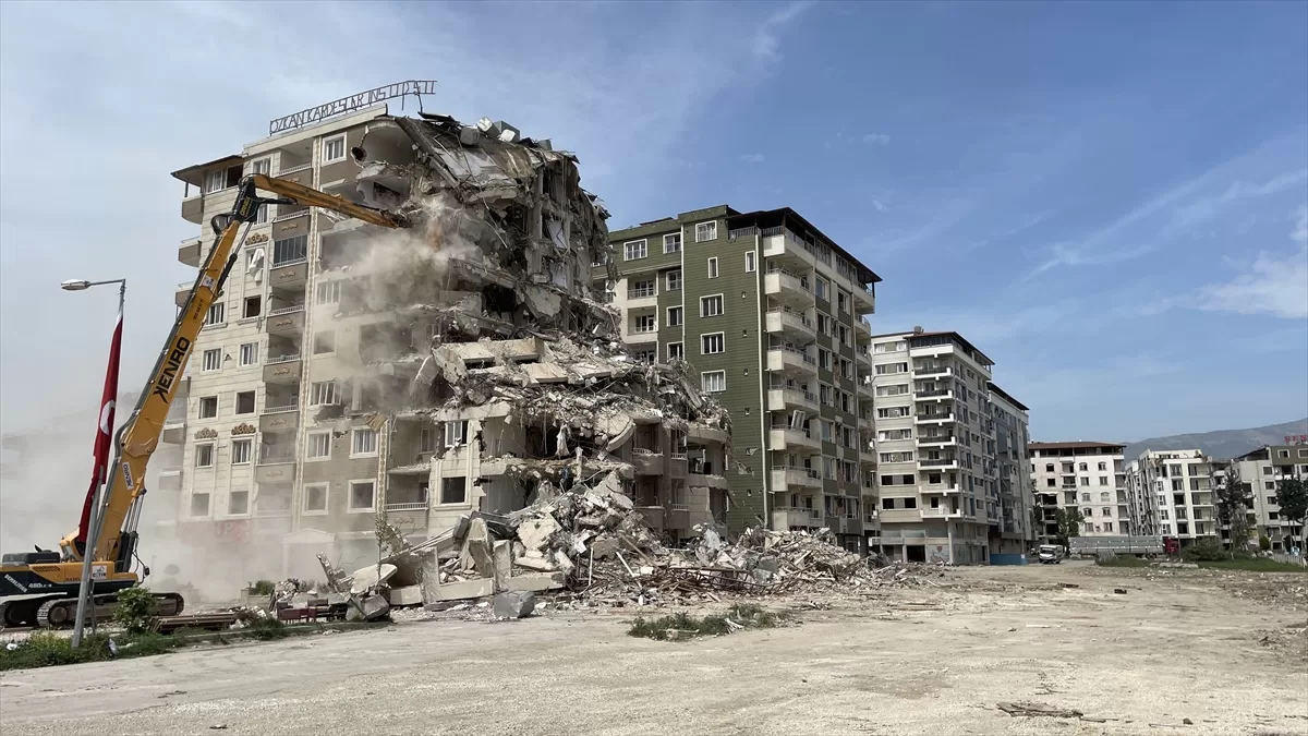 Hatay'da bina yıkım ve enkaz kaldırma çalışmaları 72 mahallede devam ediyor