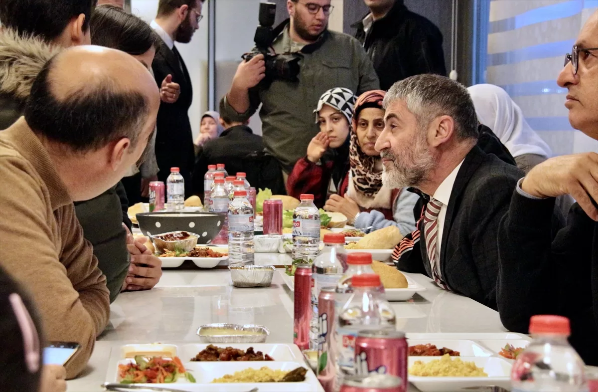 Bakan Nebati, Konya'da depremzedelerle iftarda buluştu