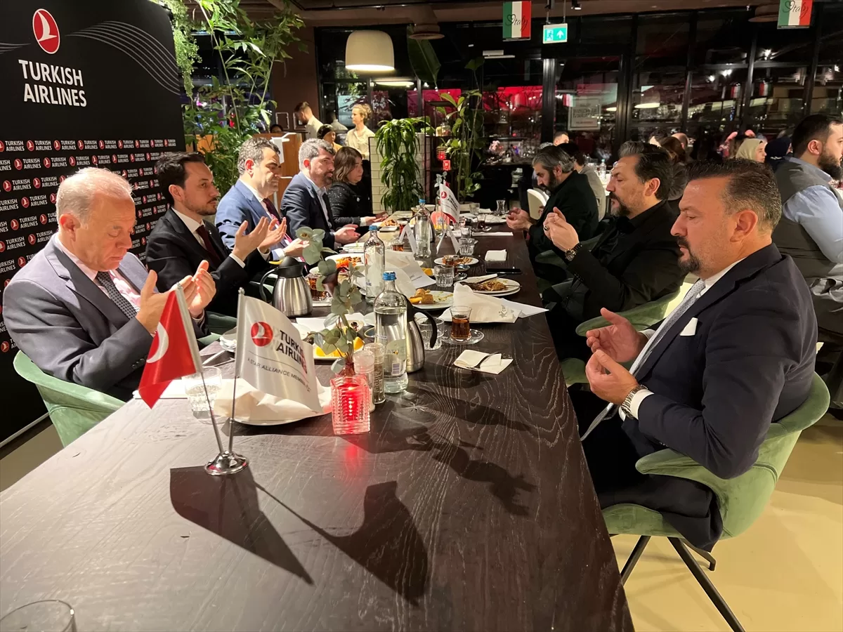 Hollanda Türk toplumu temsilcileri THY'nin iftar programında bir araya geldi