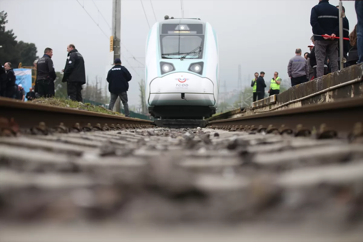 İlk Milli Elektrikli Tren Seti TCDD'ye teslim edildi