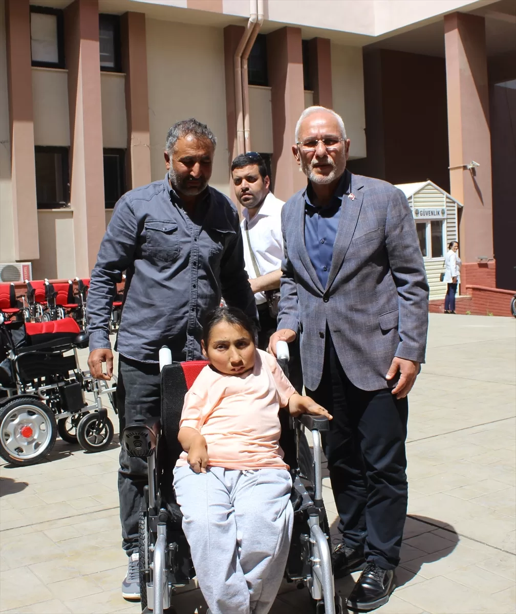 İskenderun Belediyesinden engellilere akülü tekerlekli sandalye desteği