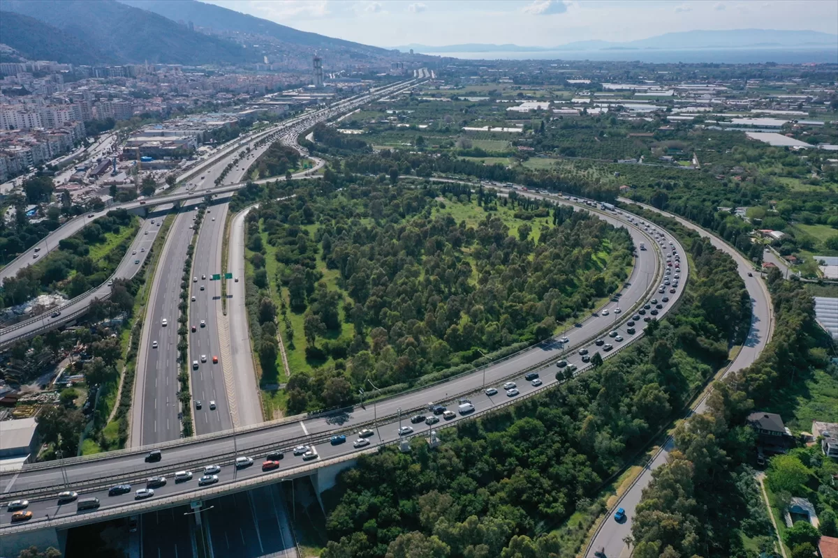 İZMİR (AA) – İzmir'de Ramazan Bayramı'nın ikinci gününde Çeşme Otoyolu'nda
