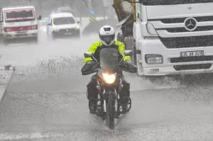 İZMİR (AA) – İzmir'de sağanak nedeniyle yollarda su birikintileri oluştu.