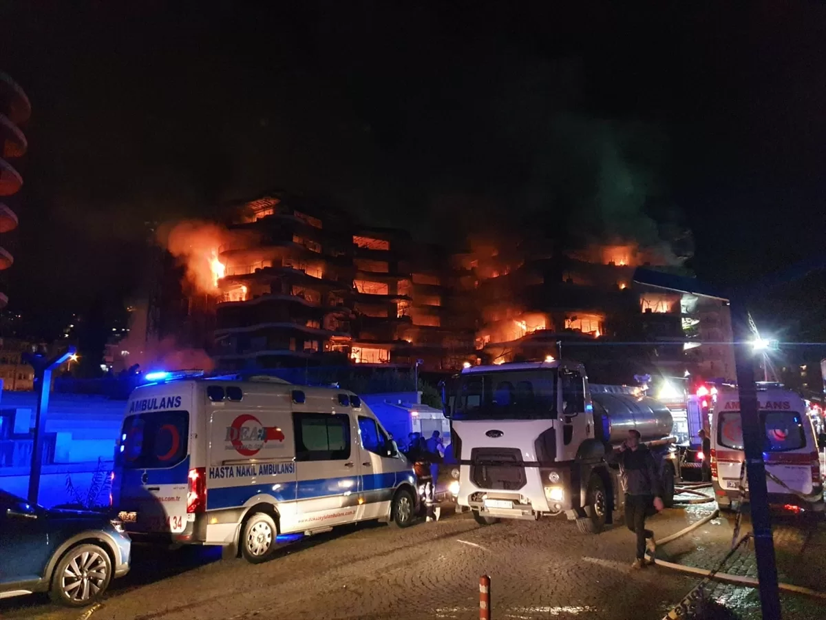 İzmir'de sitede çıkan yangına müdahale sürüyor