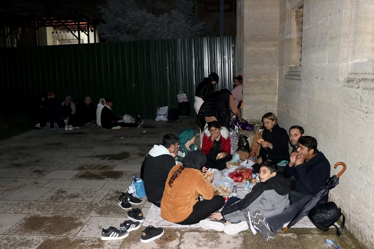 Kadir Gecesi için Edirne'ye gelen Batı Trakyalı soydaşlar Selimiye Camisi bahçesinde iftar yaptı