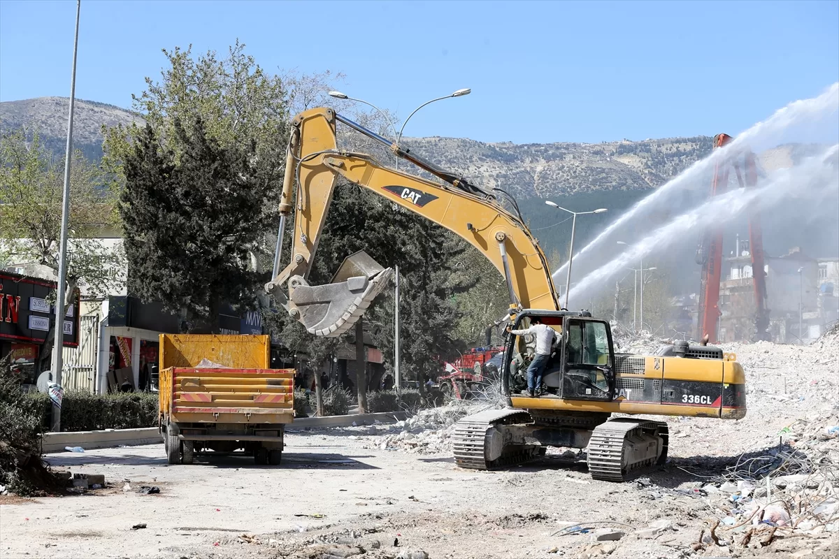Kahramanmaraş'ta bina yıkım ve enkaz kaldırma çalışmaları 18 mahallede devam ediyor