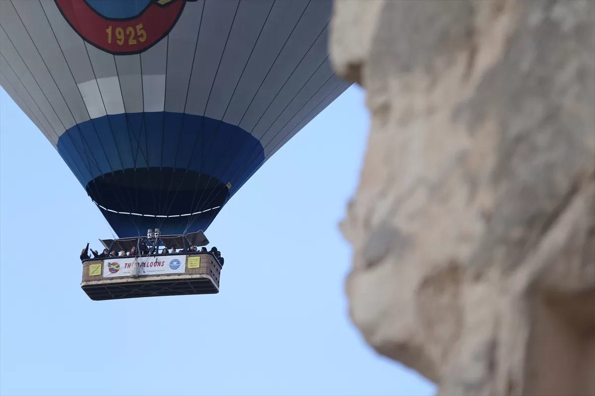 Kapadokya'da yerli turistler bayramda güneşi gökyüzünde karşıladı