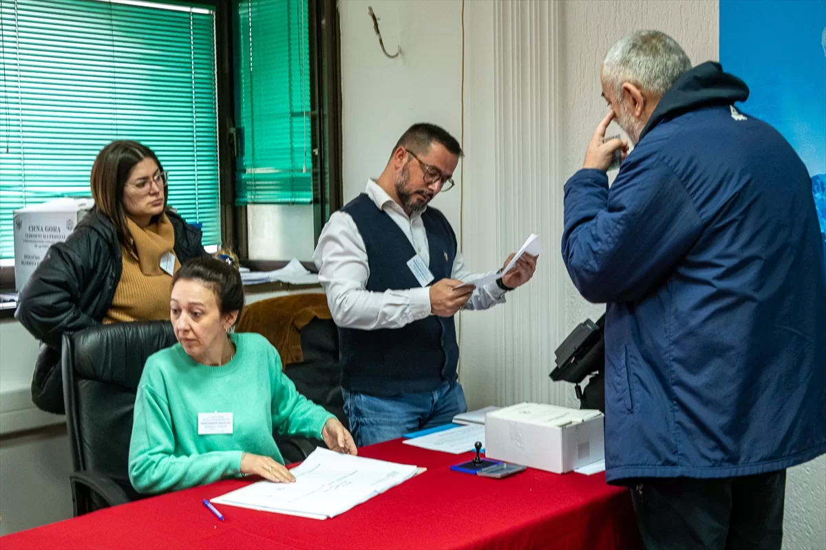 Karadağ'da cumhurbaşkanı seçiminin ikinci turunda oy kullanma işlemi başladı