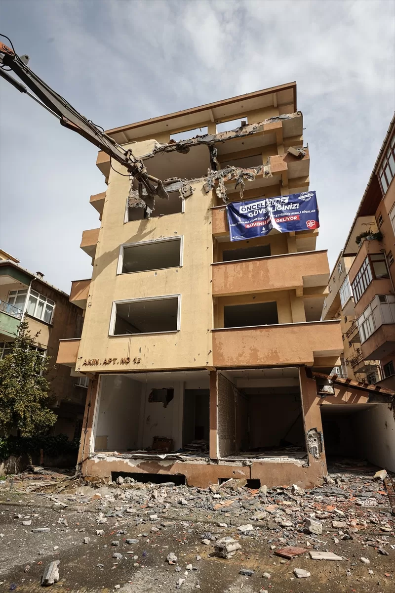 Kartal'da çökme riski bulunan apartmanın yıkımına başladı