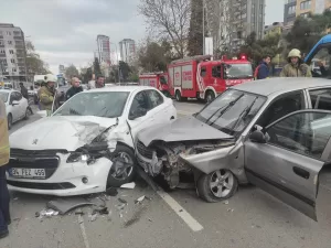 İSTANBUL (AA) – Kartal'da meydana gelen trafik kazasında 4 kişi