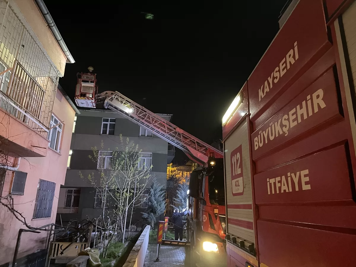 Kayseri'de üç katlı apartmanın en üst katında çıkan yangın söndürüldü
