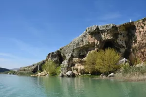 - Depremde, Adıyaman'ın Besni ilçesine bağlı Kızılin köyünün yamaçlarından kanyona