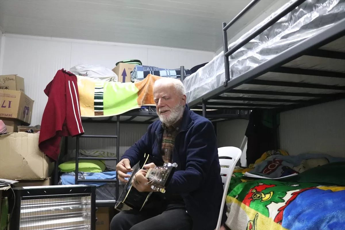 Konteyner kentin “Gitarist dedesi” depremzedelere müziğiyle moral oluyor