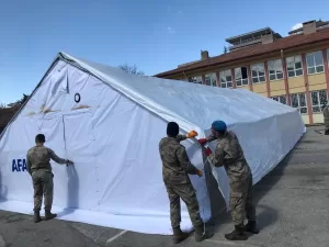 MALATYA (AA) – Kahramanmaraş merkezli depremlerden etkilenen Malatya'da jandarma ekipleri